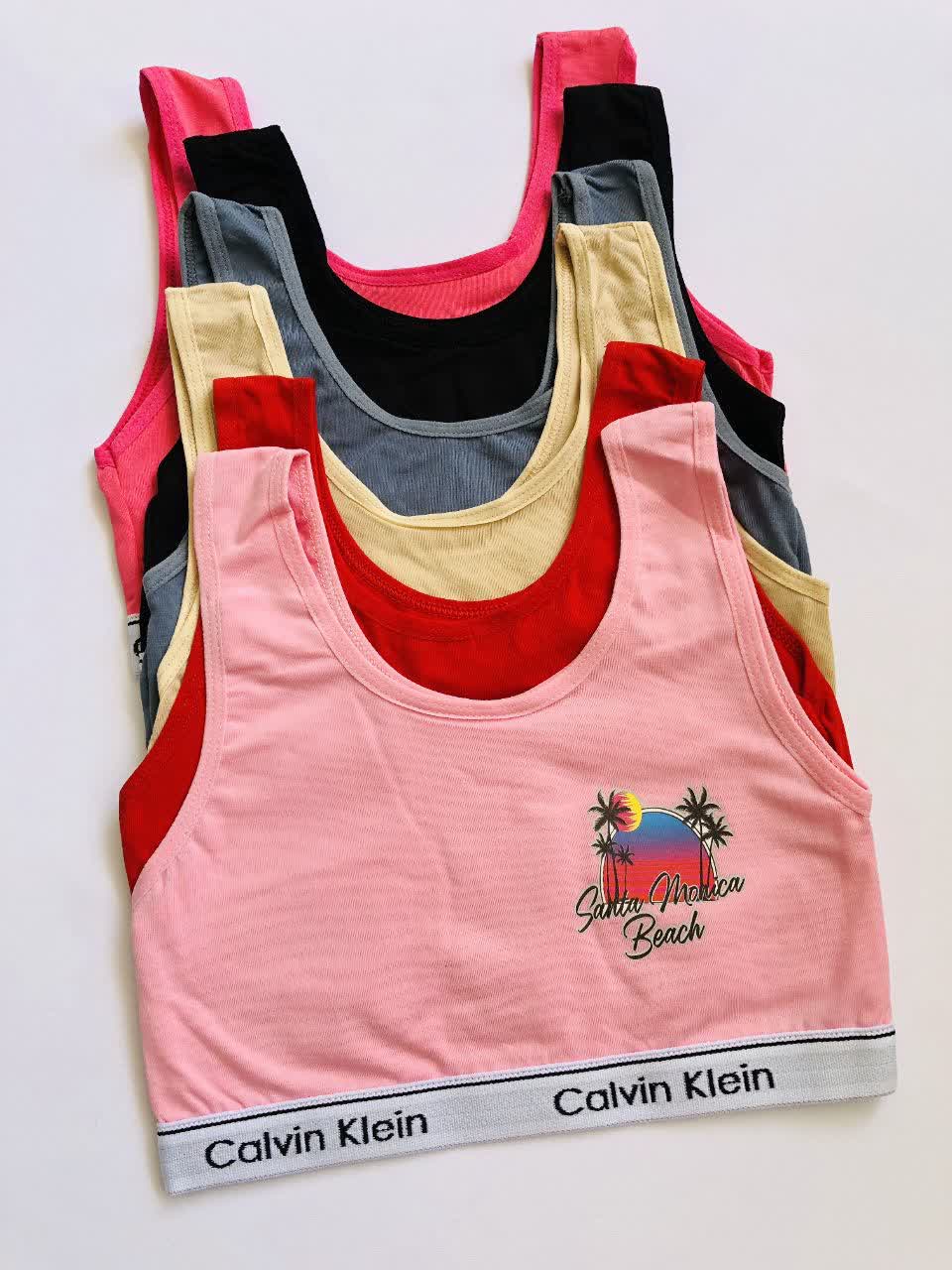 نیم‌تنه زنانه برند Calvin Klein با جنس لاکرا کش‌دار، طراحی پشت قهرمانی و لوگوی دور سینه