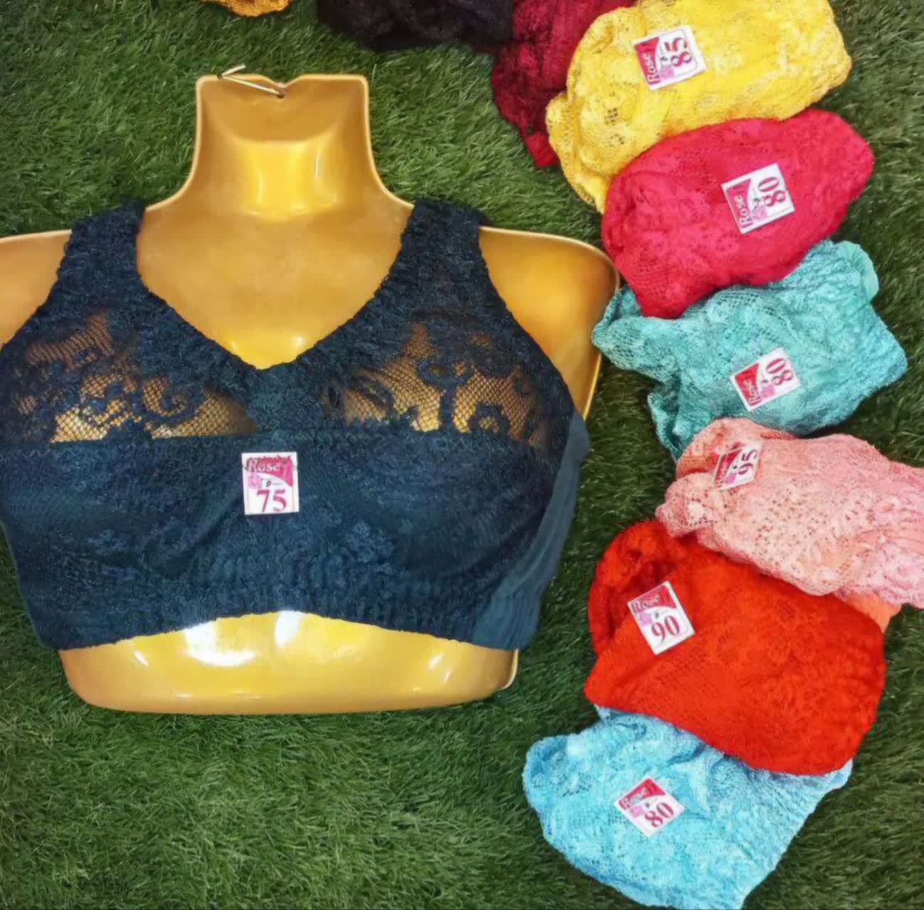 سوتین زنانه با دوخت دستی و طراحی هندی، مناسب استفاده روزمره یا هدیه‌ای خاص. بند قابل تنظیم و پارچه لطیف.