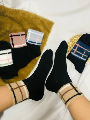 جوراب گرم زنانه با طراحی نیم ساق و بافت لب موهر، مناسب استایل زمستانی