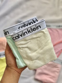 شورت زنانه مدل اسلیپ با پارچه کبریتی نرم و کش پهن برند Calvin Klein، مناسب استفاده روزانه