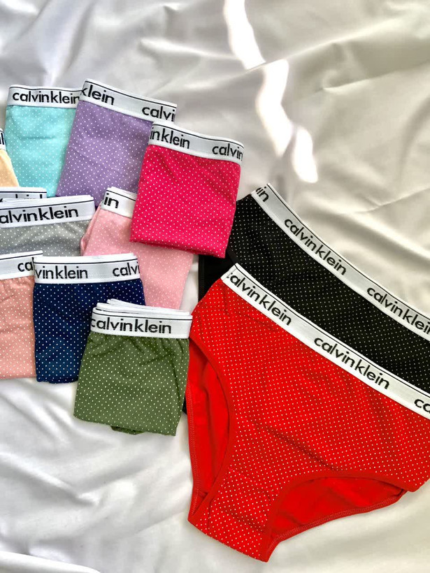 شورت زنانه اسلیپ کشدار اسپرت برند Calvin Klein با طراحی لوگودار و پارچه نرم