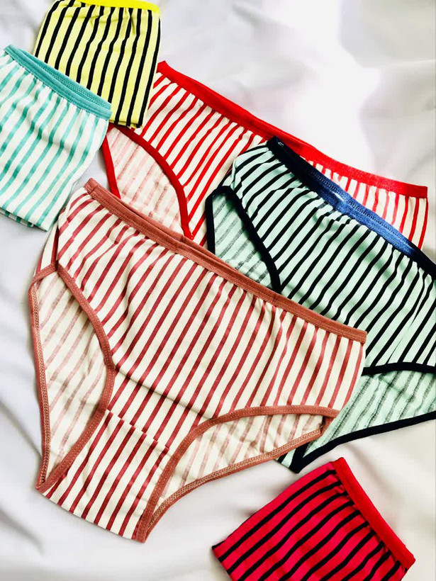 شورت زنانه مدل اسلیپ تیپ لاکرا در رنگبندی متنوع با طرحهای راهراه افقی و عمودی. شامل هفت رنگ جذاب از جمله قرمز، مشکی، سبز، زرد، آبی و سفید. مناسب استفاده روزمره، با پارچه نرم و کشی