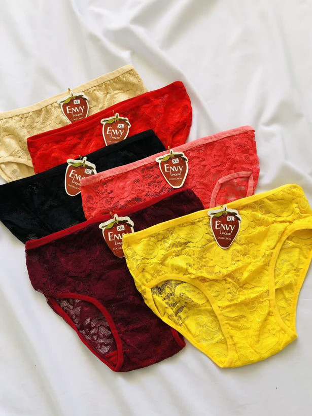 شورت زنانه گیپور اعلا سایز XL در رنگهای متنوع شامل کرم، قرمز، مشکی، صورتی، زرشکی و زرد، با طراحی گلدار و تگ برند Envy Lingerie
