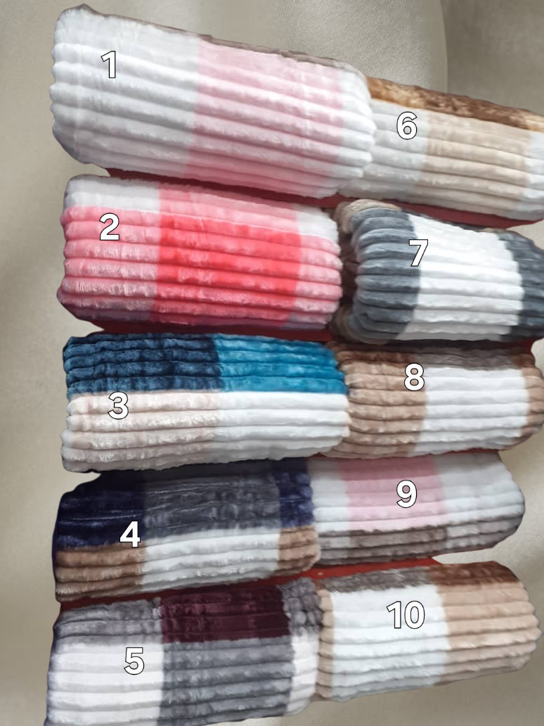 تصویر پتو مسافرتی ژله‌ای مدل خطی در رنگ‌بندی متنوع شامل صورتی، آبی، طوسی، سرمه‌ای و کرم؛ چیدمان شده به‌صورت رول‌شده