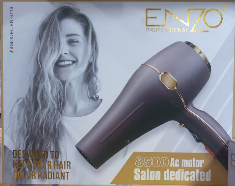 سشوار حرفهای Enzo مدل EN-6119 با موتور 8500 وات AC در کنار تصویر مدل مو و بستهبندی محصول