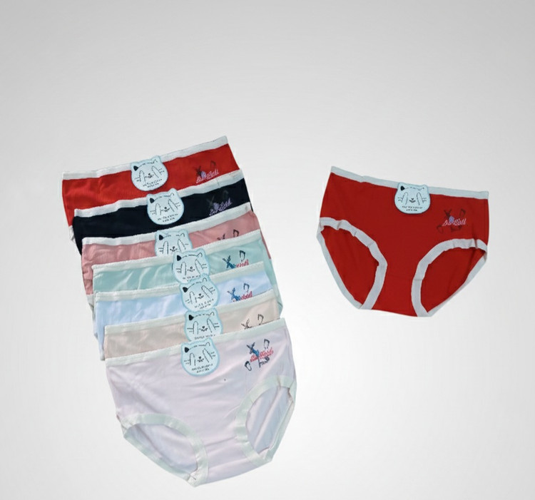 شورت زنانه نخی راحت در رنگهای متنوع (قرمز، مشکی، صورتی، آبی، کرم). شورت پنبهای کلاسیک با طرح عروسکی روی کمر، مناسب استفاده روزمره.