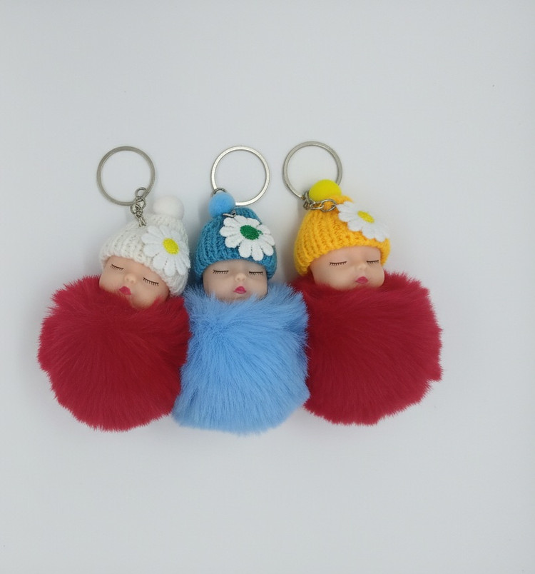 جاکلیدی خوابالو پشمالو با کلاه بافتنی گلدار در رنگهای متنوع شامل صورتی، مشکی، سفید، آبی، زرد، قرمز، قهوهای و طوسی – مناسب برای آویز کیف و هدیه فانتزی