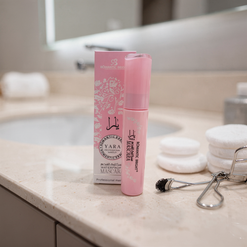 ریمل ضد آب یارا ROMANTIC BRIGHT® با بستهبندی صورتی، حاوی موم طبیعی و مناسب آرایش حرفهای